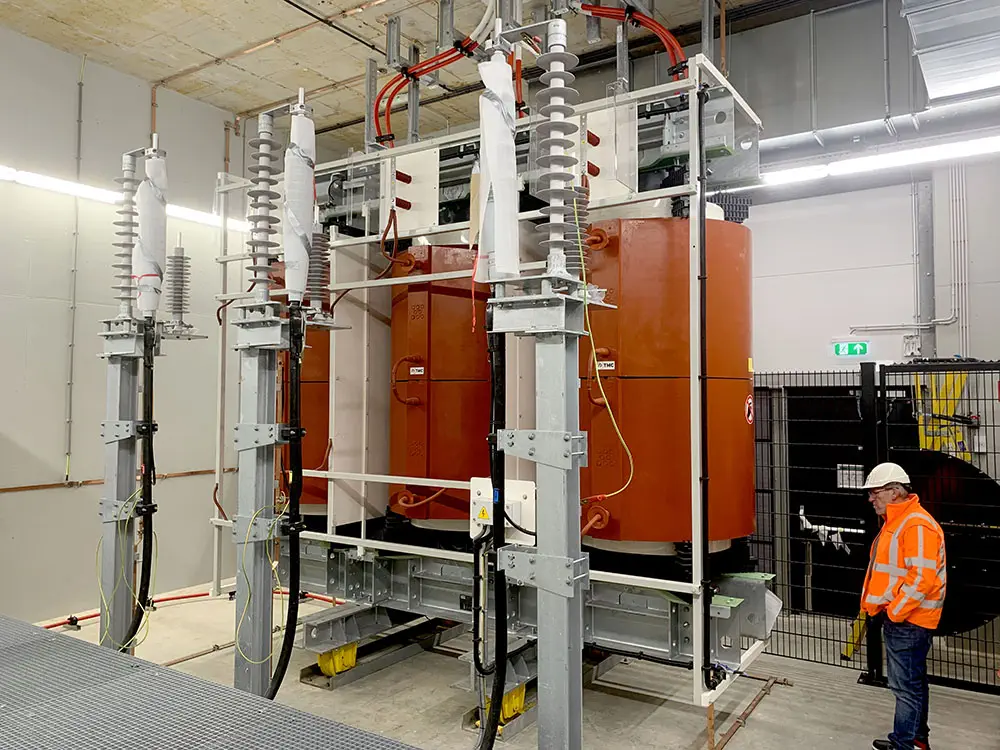 The scope of supply for the data center includes three 22,5 MVA transformers operating at a voltage level of 50 kV, stepping down to 13,8 kV.